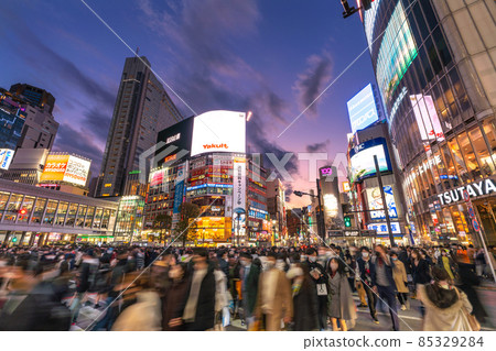Tokyo cityscape of Japan Christmas Shibuya is a people's flow before the Corona disaster. O strains with reduced antibody effect Community-acquired infections nationwide = 25 days 85329284