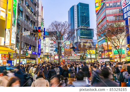 Tokyo cityscape of Japan Christmas Shibuya is a people's flow before the Corona disaster. O strains with reduced antibody effect Community-acquired infections nationwide = 25 days 85329285