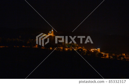 Night view over Veliko Tarnovo Tsarevets Fortress in Bulgaria. 85332317
