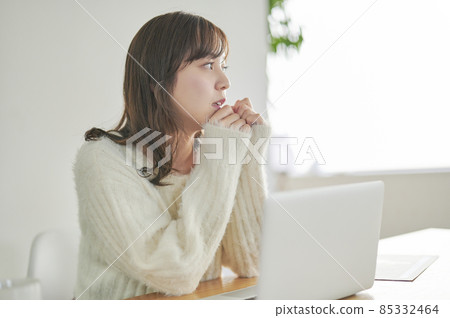 Young woman working remotely 85332464