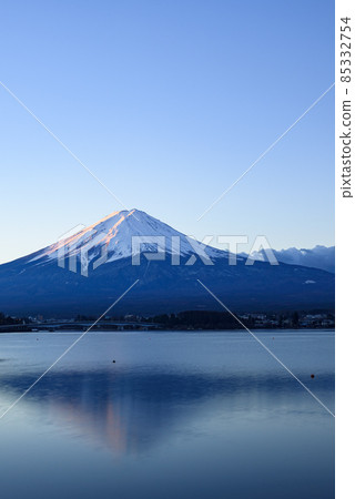 Lake Kawaguchi winter scenery, upside down early morning Fuji Lake Kawaguchi winter scenery, upside down early morning Fuji 85332754