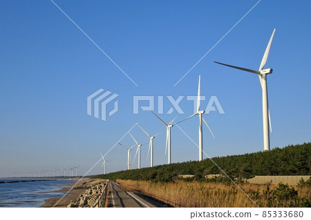 Energy image Wind power generation facilities lined up along the coastline 85333680