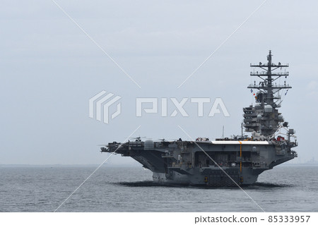 US Navy aircraft carrier USS Ronald Reagan sailing in Tokyo Bay 85333957