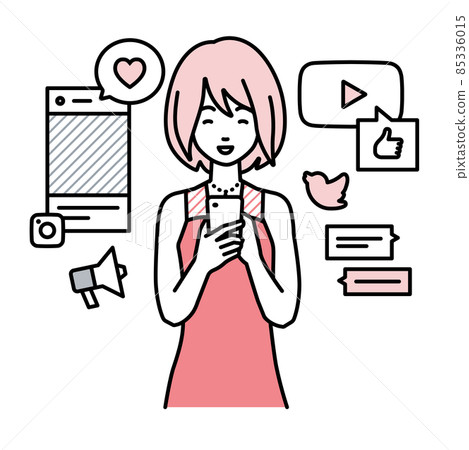 一個穿著裙子的女人站起來,享受在智能手機上與各種 SNS 互動 一個穿著裙子的女人站起來,享受在智能手機上與各種 SNS 互動 85336015