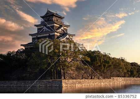 這是廣島城的黃昏景色。它有一個安靜的外觀。 85336752