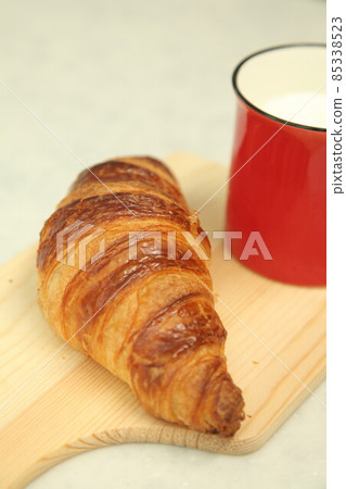 Crispy croissants and milk 85338523