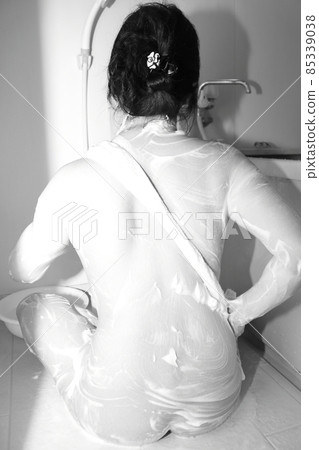 洗背的女人 85339038