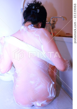 女性裸體背影 女性洗背 女性裸體背影 女性洗背 85339068