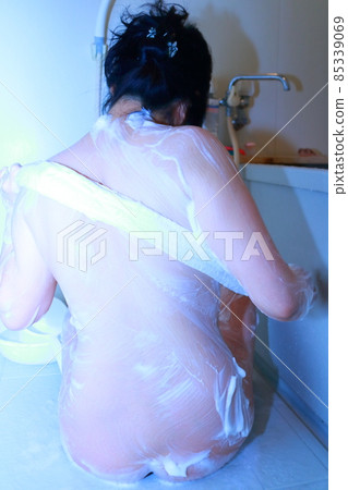 女性裸體背影 女性洗背 女性裸體背影 女性洗背 85339069