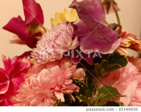Pink flower arrangement 85340930