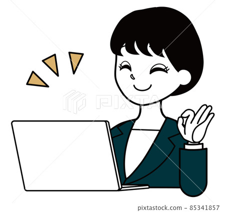 一位穿西裝的女上班族,看著電腦,打著 OK 的手勢 一位穿西裝的女上班族,看著電腦,打著 OK 的手勢 85341857