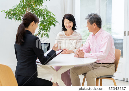 中年夫婦在展廳諮詢 85342287