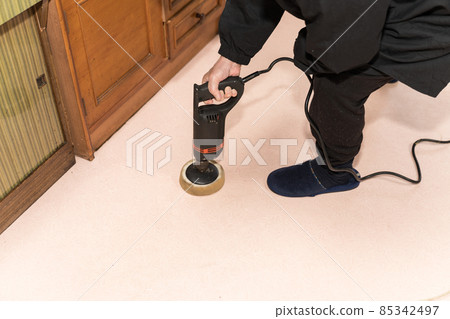 Polish the floor with an electric drill Polish the floor with an electric drill 85342497