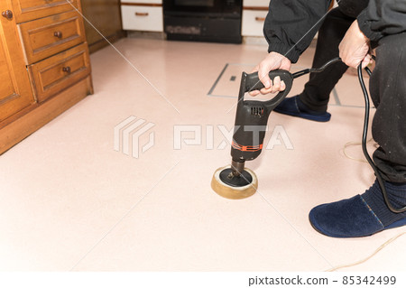 Polish the floor with an electric drill 85342499