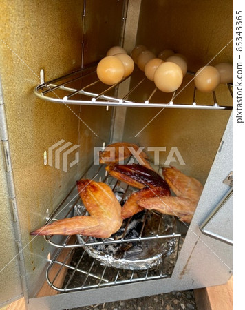 熏鵪鶉蛋和雞翅 熏鵪鶉蛋和雞翅 85343365
