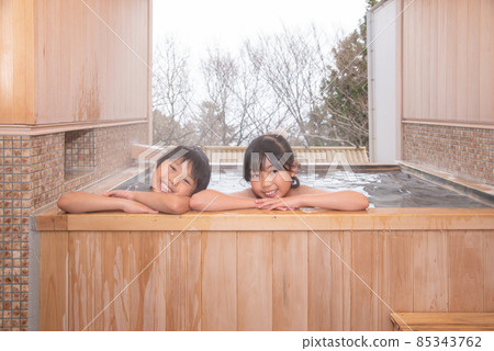 Elementary school boys and girls entering hot springs 85343762