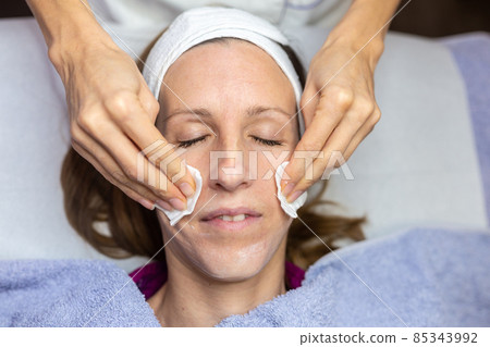 Woman enjoying a facial cleansing treatment 85343992