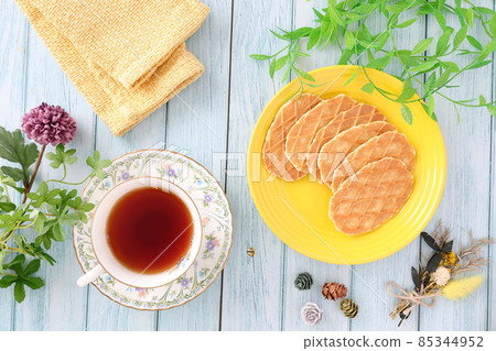 黃油華夫餅、茶和配飾 | 鳥瞰圖 85344952