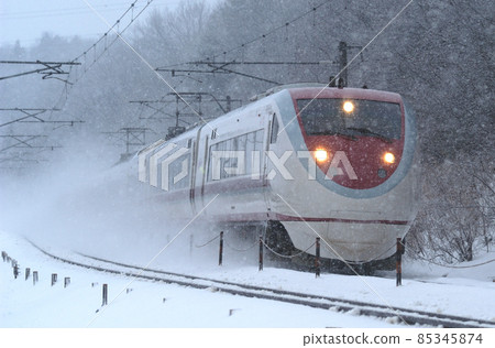 Hokuriku Main Line Tsubata-Kurikara Hokuetsu Express 681 series N12 + N02 formation Hakutaka 85345874