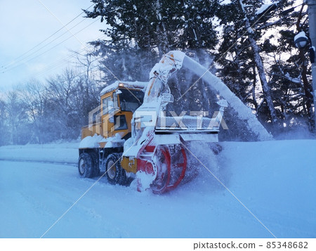 除雪期間的掃雪機 85348682