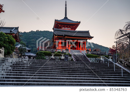 清晨無人的清水寺門，朝陽下的清水寺門， 85348763