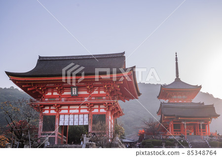 清晨無人的清水寺門，朝陽下的清水寺門， 85348764