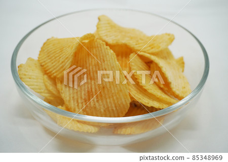 Potato chips on a glass plate 85348969