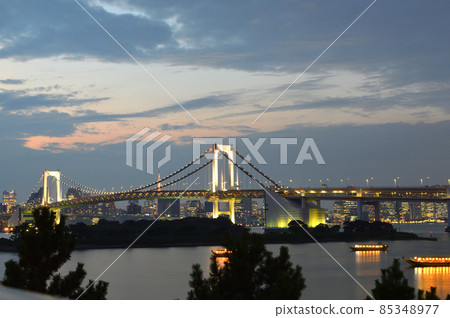 從台場看到的彩虹橋在八月的黃昏很美 從台場看到的彩虹橋在八月的黃昏很美 85348977