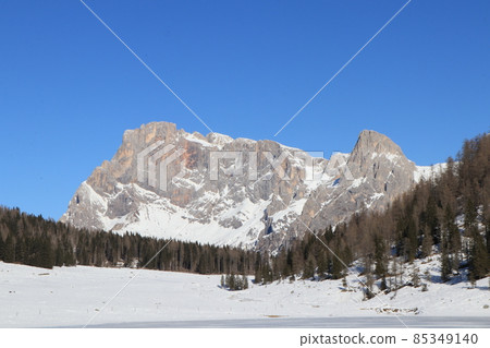 Snow covered mountain Snow covered mountain 85349140