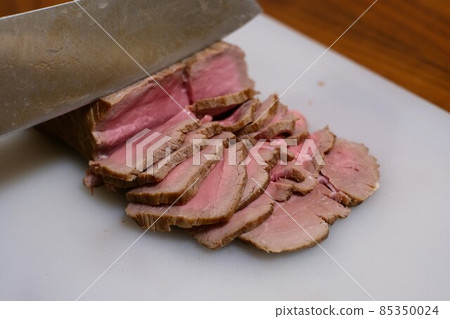 I made roast beef at home. I liked the medium and it was exquisitely cooked. (Self-praise) I made roast beef at home. I liked the medium and it was exquisitely cooked. (Self-praise) 85350024