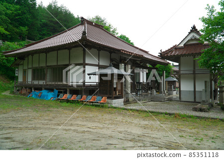 岡山縣新見市雨季潮濕的西堂寺的大門和正殿 岡山縣新見市雨季潮濕的西堂寺的大門和正殿 85351118