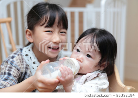 給寶寶喝奶的姐姐 85352194