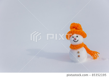 雪地和雪人穿著橙色服裝 85352195