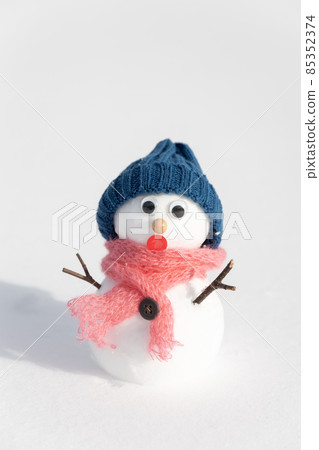 雪人帶著驚訝的表情 雪人帶著驚訝的表情 85352374
