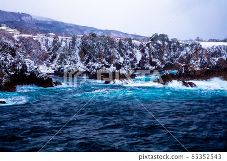 [Niigata Prefecture, Sado, Senkaku Bay] Sea of Japan winter scenery 85352543