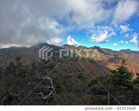 The ridgeline of Mt. Kesamaru from Mt. Komaru and Mt. Sukai 85353040