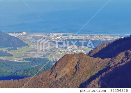 The cityscape of Itoigawa from Mt. Amakazari and the Sea of Japan The cityscape of Itoigawa from Mt. Amakazari and the Sea of Japan 85354826