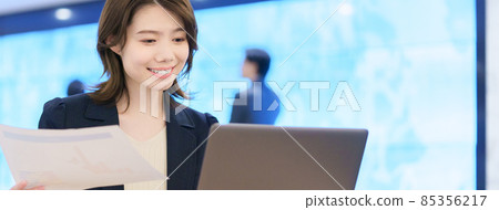 辦公室裡的年輕工程師女人 85356217