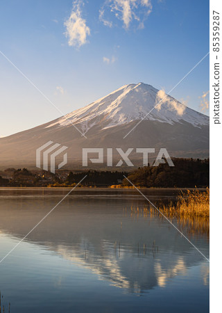 從河口湖和大石公園倒轉富士山的壯麗景色 從河口湖和大石公園倒轉富士山的壯麗景色 85359287