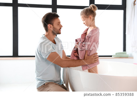 Father and his cute little daughter in bathroom Father and his cute little daughter in bathroom 85359388