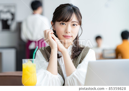 放鬆在咖啡館的一個少婦 85359828