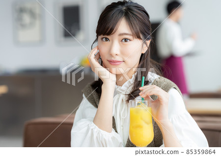 A young woman relaxing in a cafe 85359864