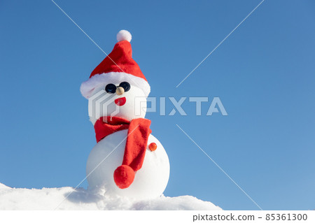 在藍天和紅色帽子的雪人 在藍天和紅色帽子的雪人 85361300