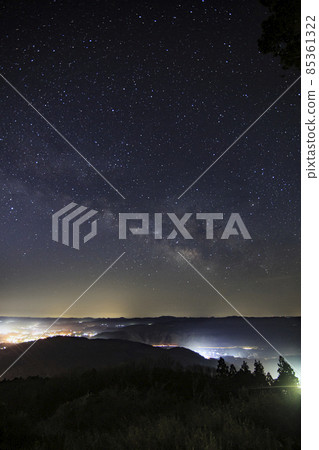 Early spring starry sky Milky Way in the sky of the Miyoshi Basin sinking in thin fog Early spring starry sky Milky Way in the sky of the Miyoshi Basin sinking in thin fog 85361322