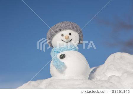 藍天和雪人冬季度假勝地 85361345