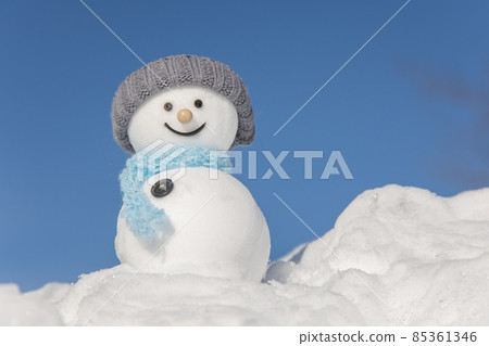 藍天和雪人冬季度假勝地 85361346