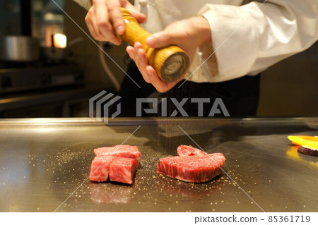 鐵板燒，鐵板燒，鹽和胡椒，正在烹飪中 85361719