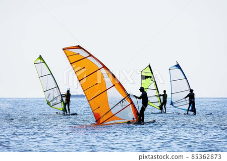 在清爽的微風中在水邊劃風帆 85362873