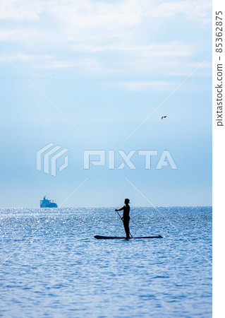 在清爽的微風中在水邊劃風帆 在清爽的微風中在水邊劃風帆 85362875