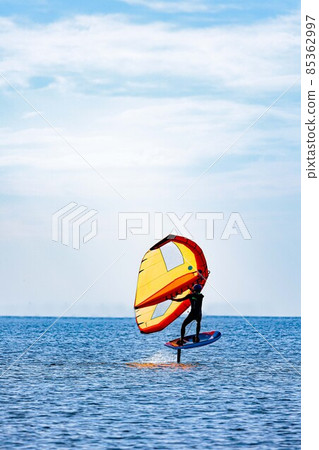 在清爽的微風中在水邊劃風帆 在清爽的微風中在水邊劃風帆 85362997